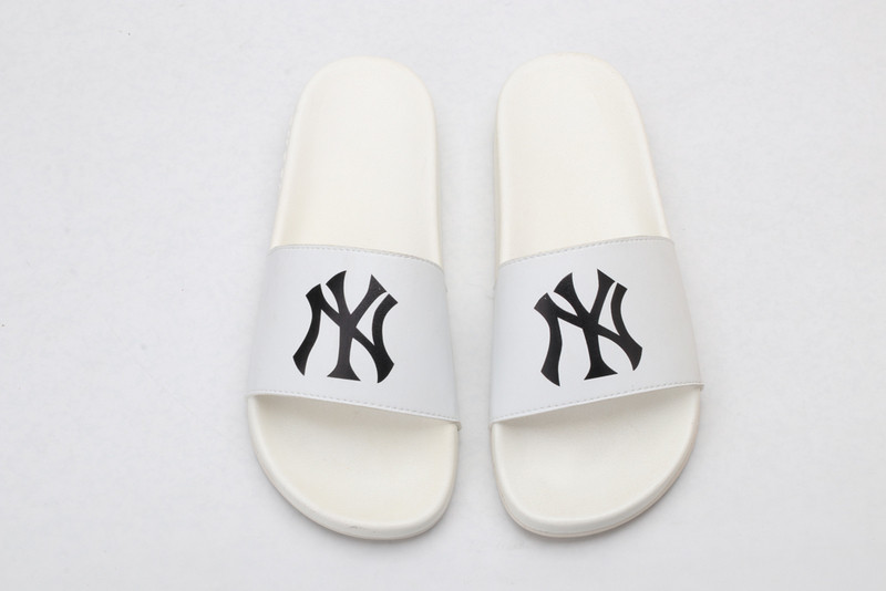 G*u*i sandals