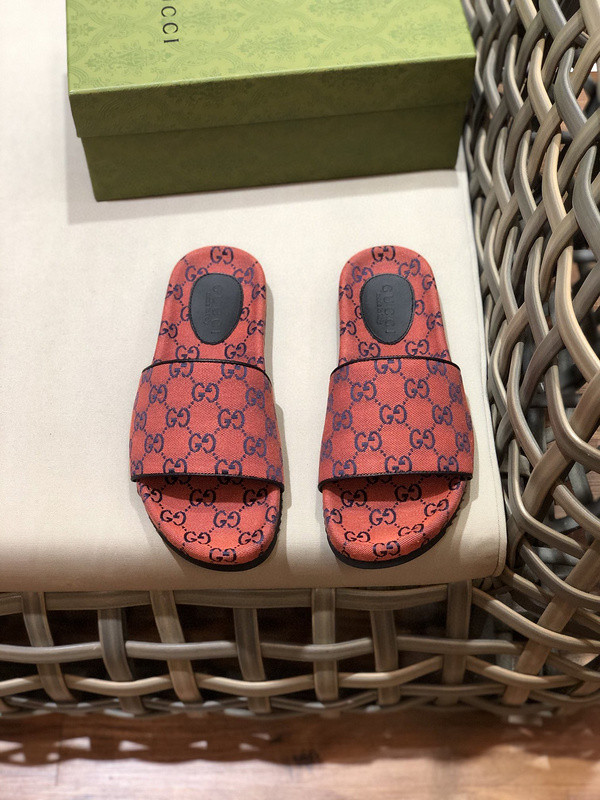 G*u*i sandals