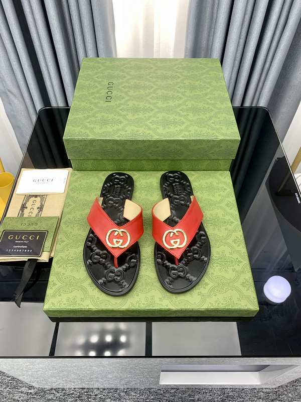 G*u*i sandals